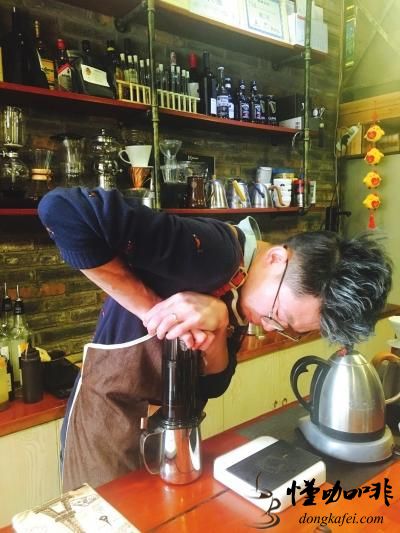 李铖在认真制作咖啡